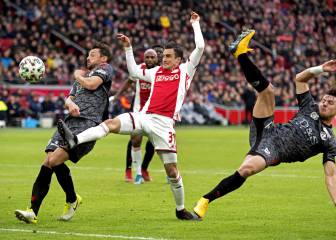Van de Beek consolida el liderato del Ajax