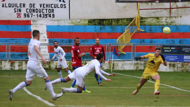 El Marbella arrasa al Villarrobledo y sigue soñando