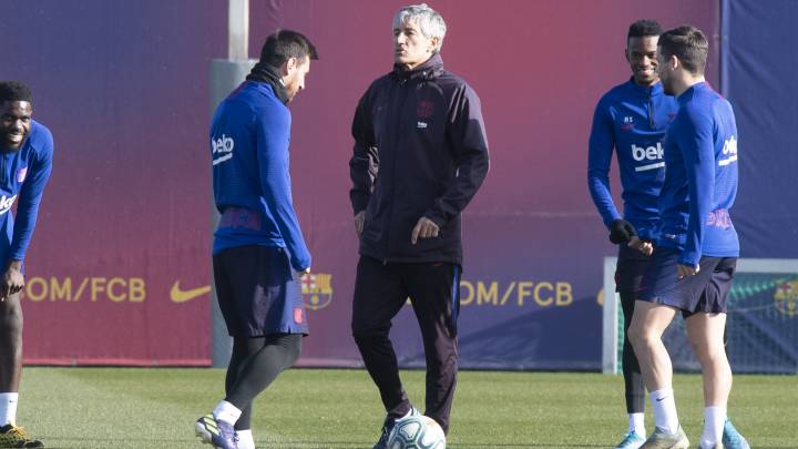 Messi, con Setién de fondo en el entrenamiento de ayer.