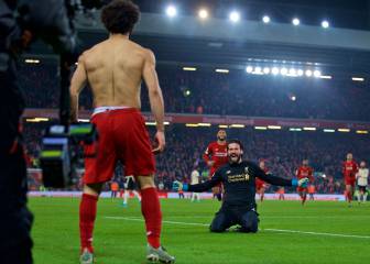 Fiesta en Anfield tras una asistencia de Alisson a Salah