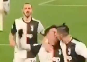 Accidental beso entre Cristiano y Dybala se hace viral en Italia
