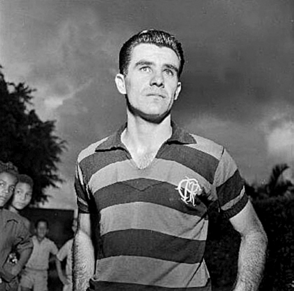 Evaristo Macedo  Vistió la camiseta del Flamengo en dos etapas diferentes: desde 1953 hasta 1957 y desde 1965 hasta 1967. Jugó con el Real Madrid entre 1962 y 1965, con quien ganó dos Ligas españolas. 
