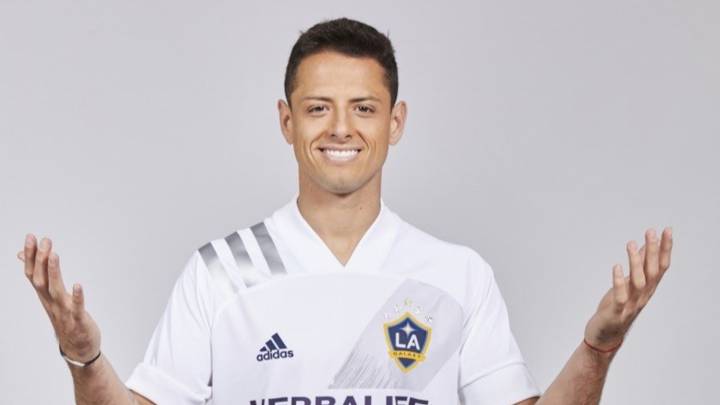 El ya exdelantero del Sevilla Javier Chicharito Hernández posó con una camiseta de Los Ángeles Galaxy y dio sus primeras declaraciones como angelino.