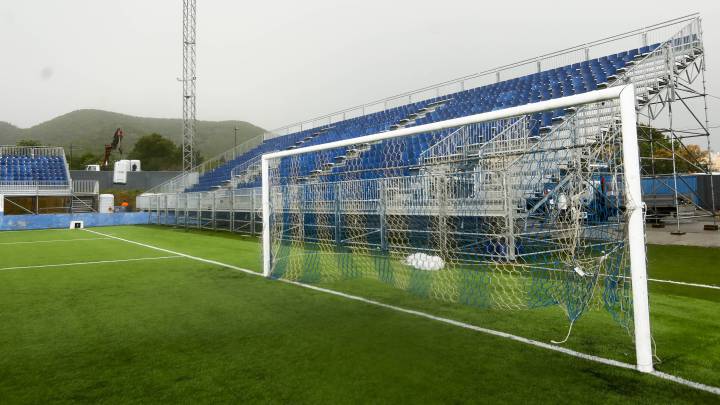 Una de las gradas portátiles instalada en Can Misses para el partido de esta tarde entre el Ibiza y el Barça.