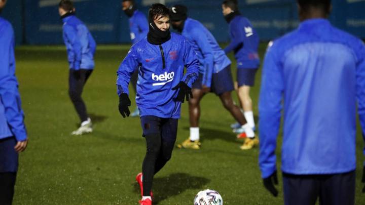 Riqui Puig, que tendrá hoy otra oportunidad en el primer equipo, en el entrenamiento de ayer del Barça.