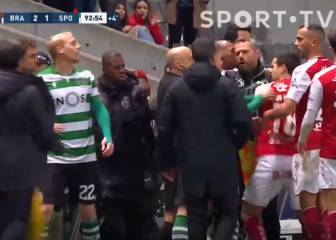 Mathieu la lía en Portugal: patada, expulsión y tangana