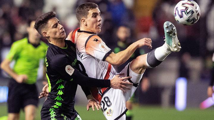 Álex Moreno, acogido en Vallecas con pitos