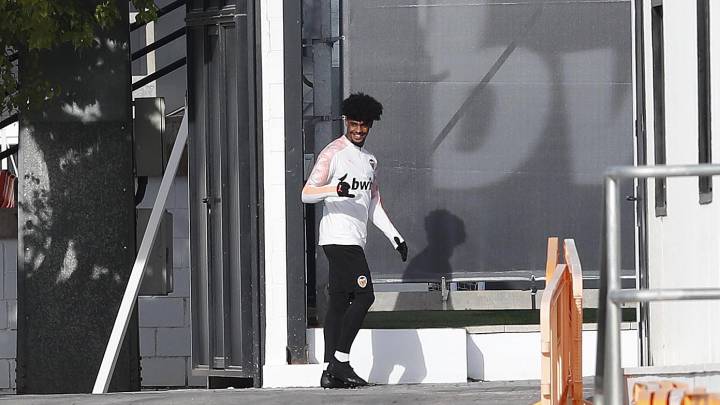 El Valencia solo incorporará a un lateral derecho si sale Correia
