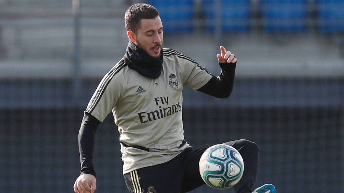 Hazard mira al derbi.