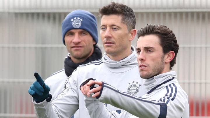 Odriozola no apunta al once del Bayern contra el Schalke