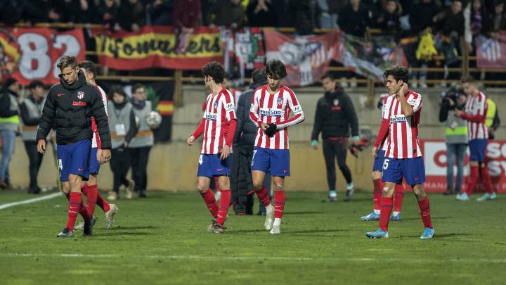Los jugadores del Atlético tras la derrota contra la Cultural Leonesa.