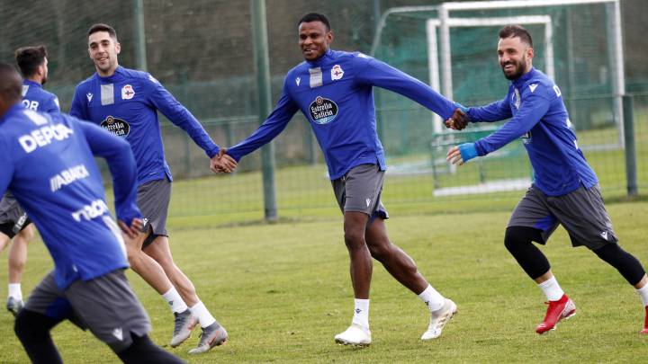 Sabin Merino, Beauveu y Çolak, tres de los fichajes de invierno del Deportivo, durante un entrenamiento.