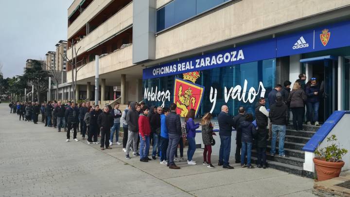 Colas en La Romareda, ayer.