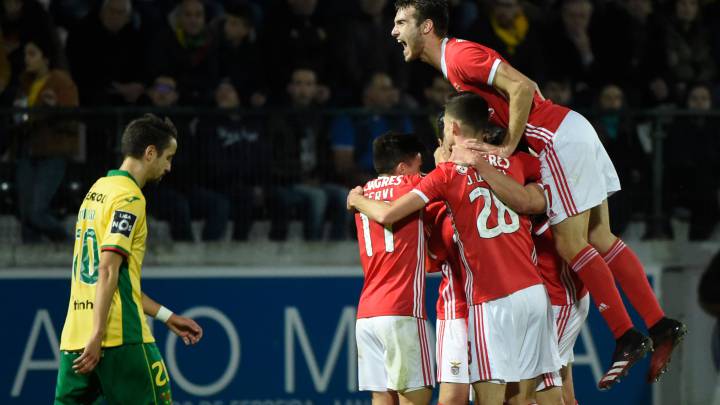 El Benfica vence al Paços de Ferreira y afianza el liderato