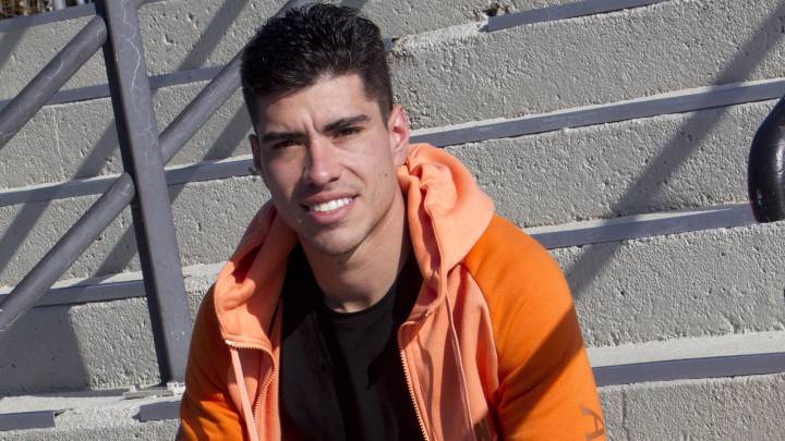 El celeste Lucas Olaza, que será titular, posó para AS en las instalaciones deportivas de A Madroa.