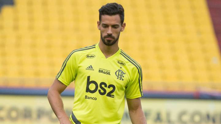 Pablo Marí's Arsenal move on verge of collapse
