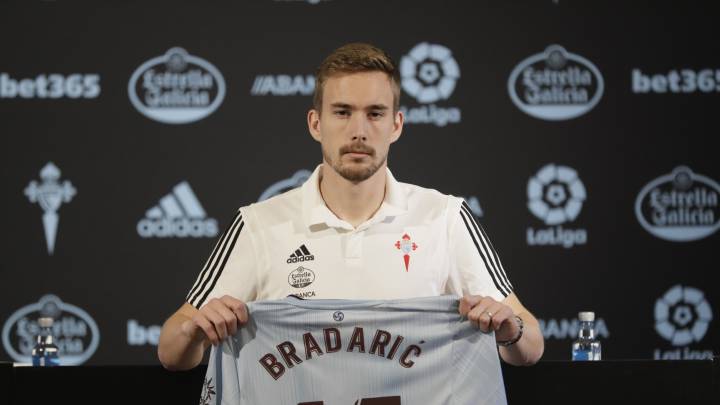 El centrocampista croata Filip Bradaric posa con la camiseta del Celta durante su presentación.
