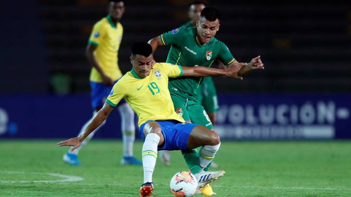 Reinier disputa un balón con Moisés Villarroel en el partido del grupo B en el Torneo Preolímpico Sudamericano Sub23 entre Brasil y Bolivia.