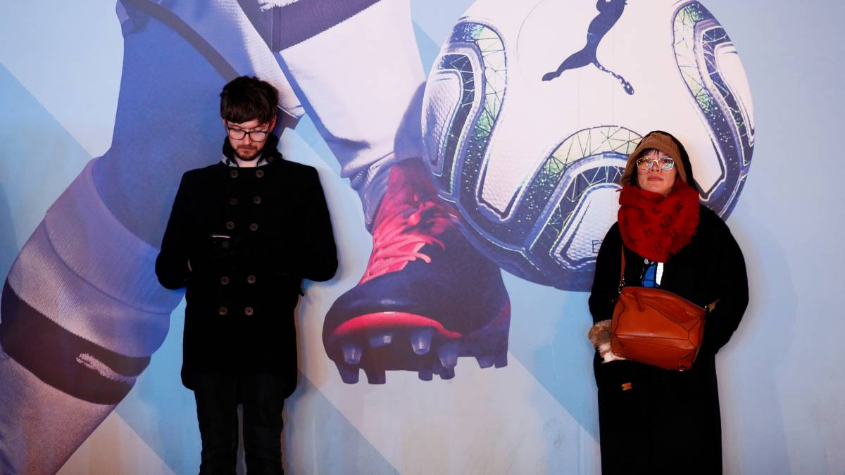 Expectación de los turistas en el derbi de Mánchester