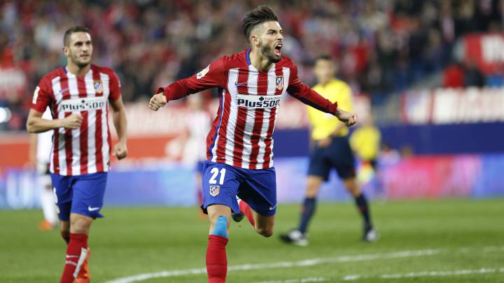 Carrasco celebra un gol con el Atlético.
