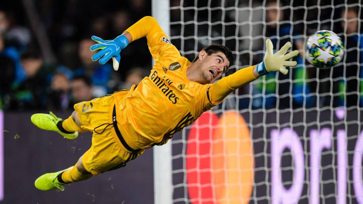 Thibaut Courtois se sstira para despejar un balón en el encuentro que los blancos disputaron ante el PSG en noviembre de 2019.