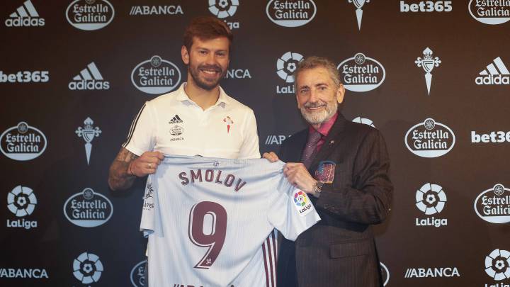 Fedor Smolov posa junto a Carlos Mouriño con la camiseta del Celta