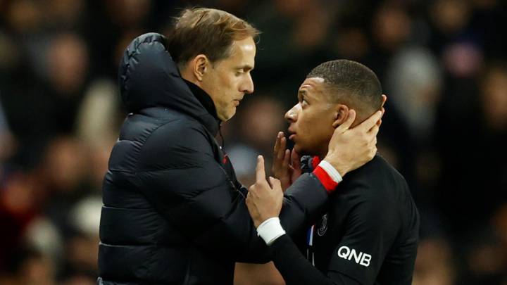 El entrenador del PSG, Thomas Tuchel, tras cambiar a Kyliam Mbappé.