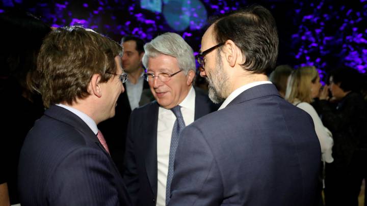 El presidente del Atlético de Madrid, Enrique Cerezo, junto al presidente de la Agencia EFE, Fernando Garea, y al alcalde de Madrid, José Luis Martínez-Almeida