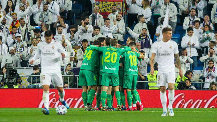 La Real festeja uno de sus goles en el Bernabéu.