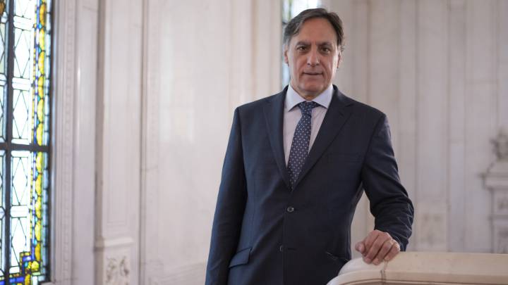 Carlos Manuel García Carbayo posa para Diario As en el Ayuntamiento de Salamanca.