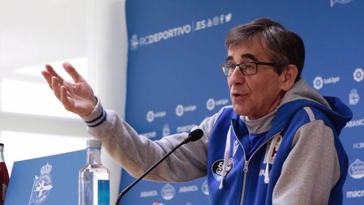 Fernando Vázquez en la sala de prensa de Abegondo con una pelota de tenis