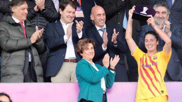 Ángeles Santamaría, consejera delegada de Iberdrola, le dio el premio a Marta Torrejón.