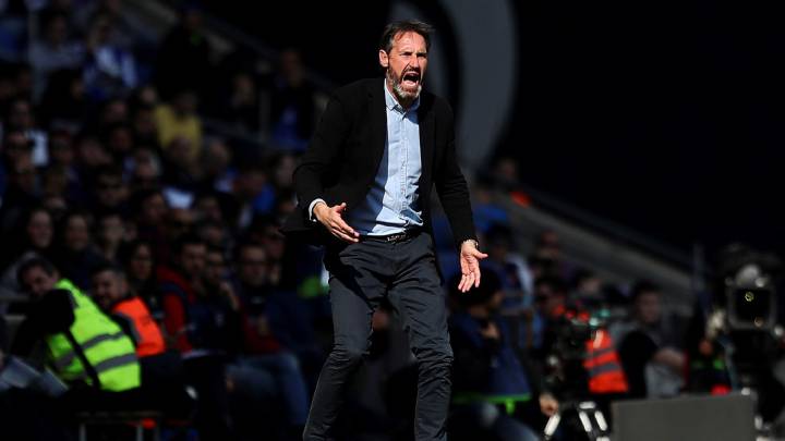 GRAFCAT1113. CORNELLA (BARCELONA), 09/02/2020.- El entrenador del RCD Mallorca, Vicente Moreno, durante el partido de su equipo ante el RCD Espanyol, correspondiente a la vigésimotercera jornada de LaLiga que ambos equipos han disputado este domingo en el el RCDE Stadium de Cornellá-El Prat (Barcelona). EFE/G. Loinaz
