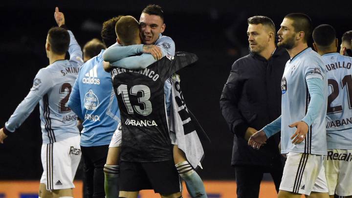 Iago Aspas y Rubén Blanco se abrazan a la conclusión del partido entre el Celta y el Sevilla.