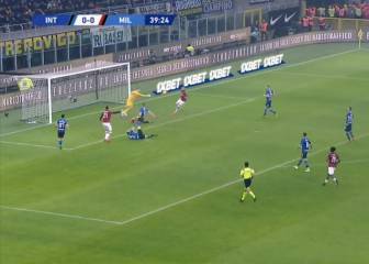 ¡Ibra dejó en el suelo a Godín y asistió en el clásico ante Inter!
