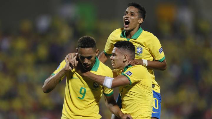 Matheus Carneiro celebra un gol en un partido del Torneo Preolímpico Sudamericano Sub23 entre Argentina y Brasil.