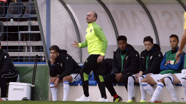 Mir sobrevive al bochorno de Orihuela y sigue en el banquillo