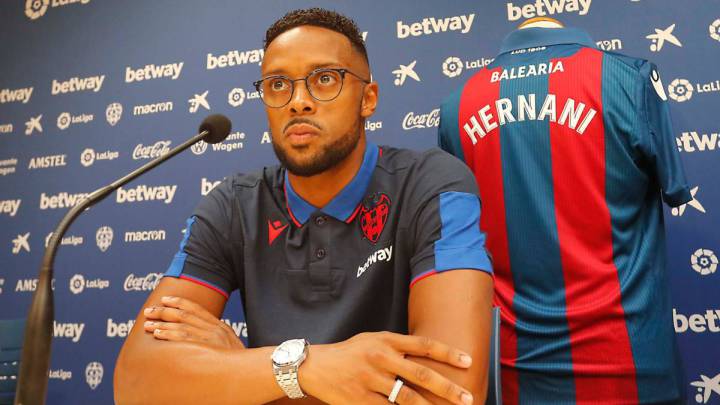 Hernani durante su presentación con el Levante.