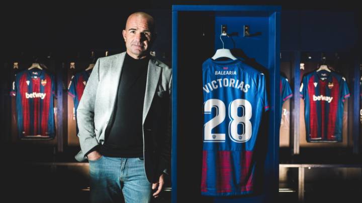 Paco López posa junto al número de victorias que ha cosechado desde su llegada al Levante.