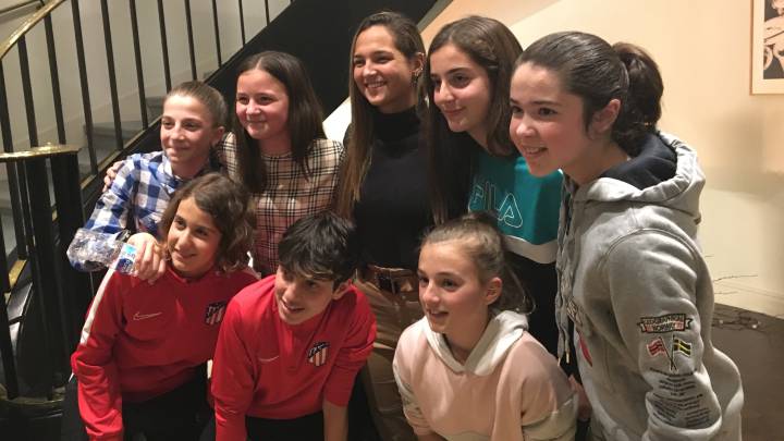 Deyna Castellanos con niños
