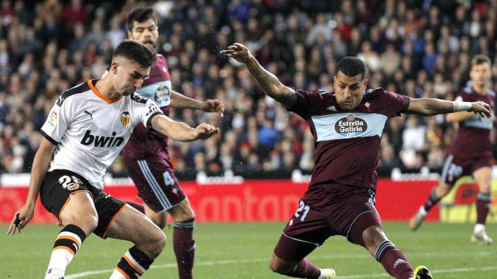 Jeison Murillo, del Celta, se tira al suelo ante Ferrán Torres, del Valencia, durante el partido de LaLiga disputado en Mestalla.