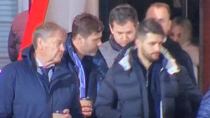 Pochettino acompañado de Neil Ashton, jefe de relaciones públicas y uno de los ayudantes de Ed Woodward, propietario del Manchester United