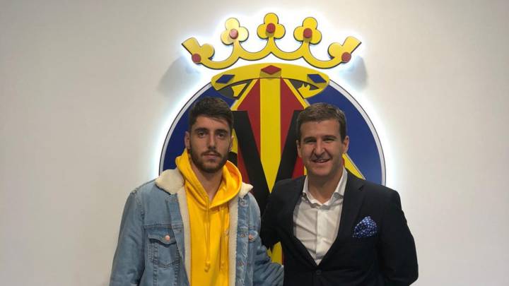 Fernando Niño en su renovación con el Villarreal.