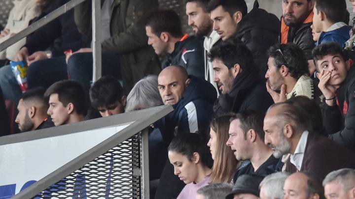 Paco y Cobeño, en la grada durante un partido de Copa.