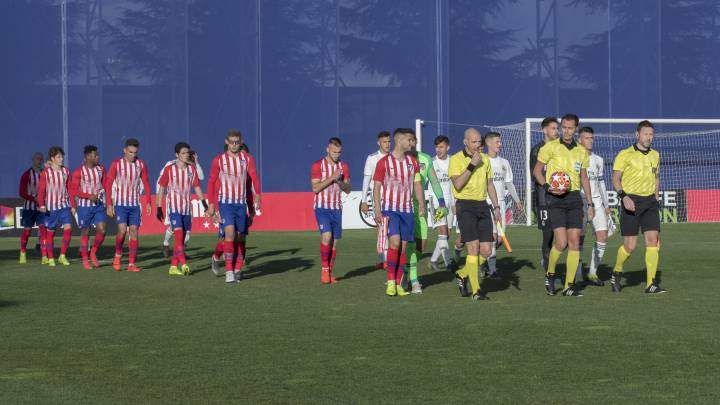 Los jugadores juveniles de Atlético y Real Madrid saltan al campo para disputar la eliminatoria de octavos de final de la Youth League 2019-2020.