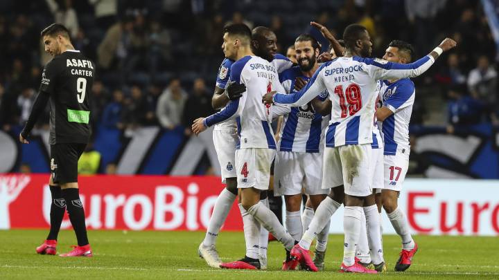 Los jugadores del Oporto celebran un gol