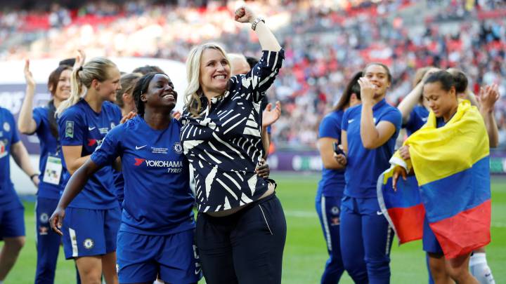 Emma Hayes y Eniola Aluko durante la celebración por ganar la FA Cup al Arsenal en Wembley.