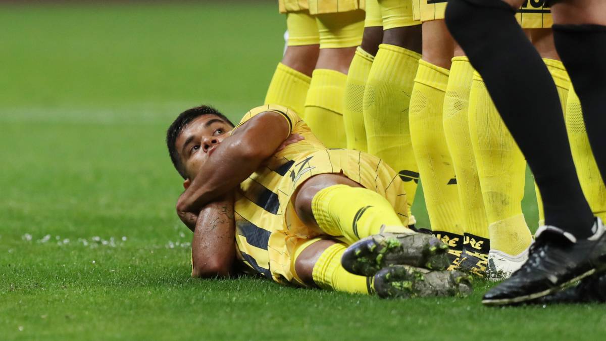 Rodney Redes, delantero del Guaraní, refuerza la barrera de su equipo a ras de césped ante un lanzamiento de falta del Corinthians
