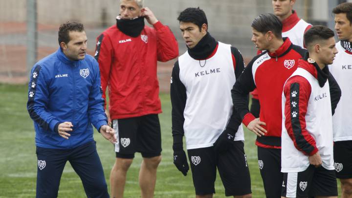 Baraja, con el Rayo, dando instrucciones a Miku, Zé Castro y Galán.