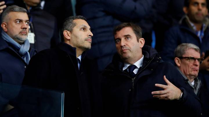 Khaldoon Al Mubarak y Ferrán Soriano, durante el derbi de Manchester.